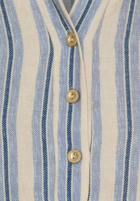 Stribet skjorte med knapper i blå og creme nuancer, lavet af blødt stof med en tekstureret finish og gyldne knapper.