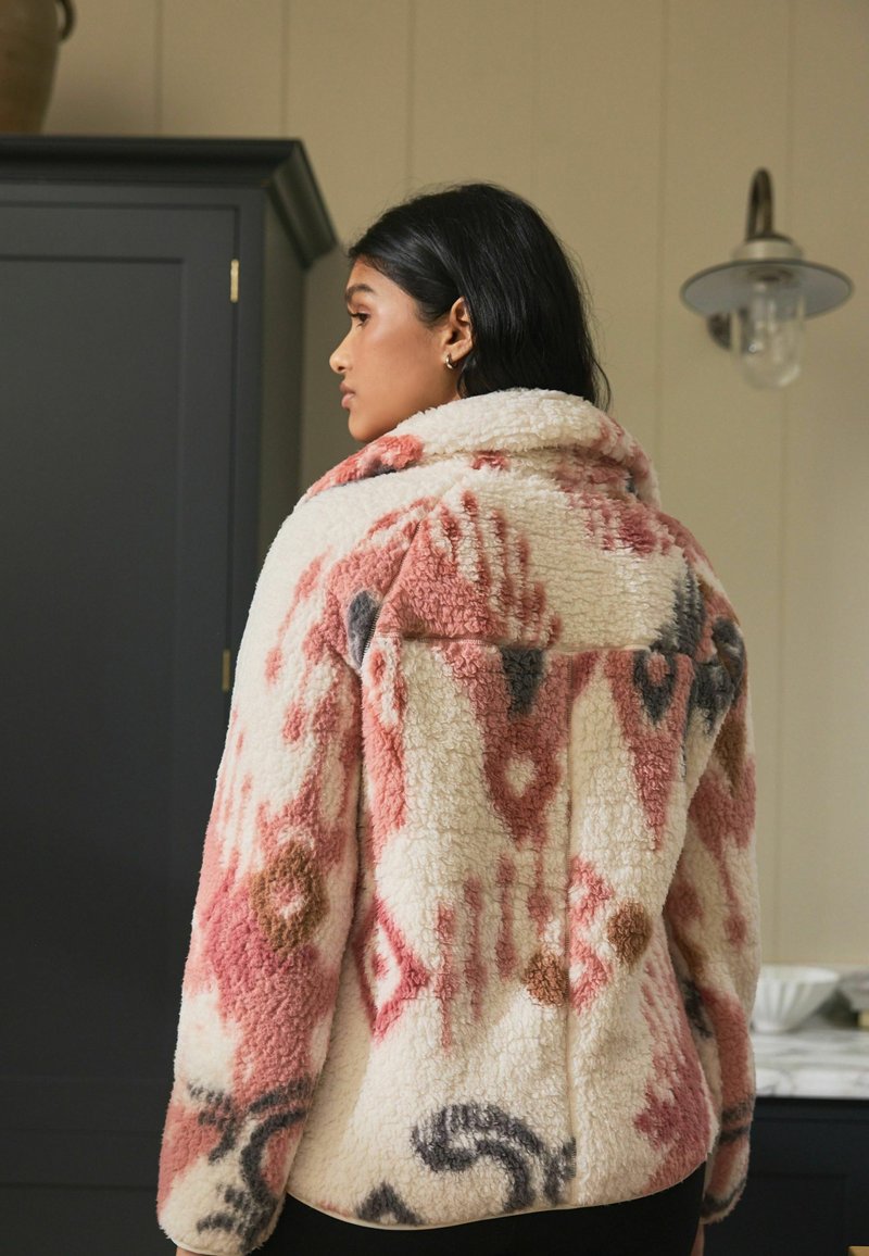 Next BORG HALF REGULAR FIT - Flísová bunda - cream pink ikat