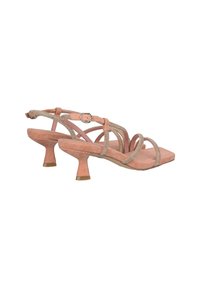 Sandali con tacco in suede rosa, caratterizzati da intricate cinghie incrociate impreziosite da dettagli metallici. Design con punta quadrata e tacco corto a forma svasata.