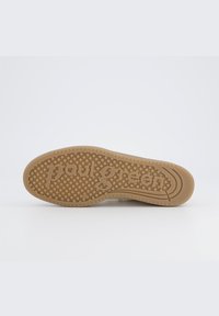 Soletta di scarpa in gomma beige con motivo testurizzato e puntini in rilievo. "paul green" impresso al centro, tacco arrotondato e bordi lisci.