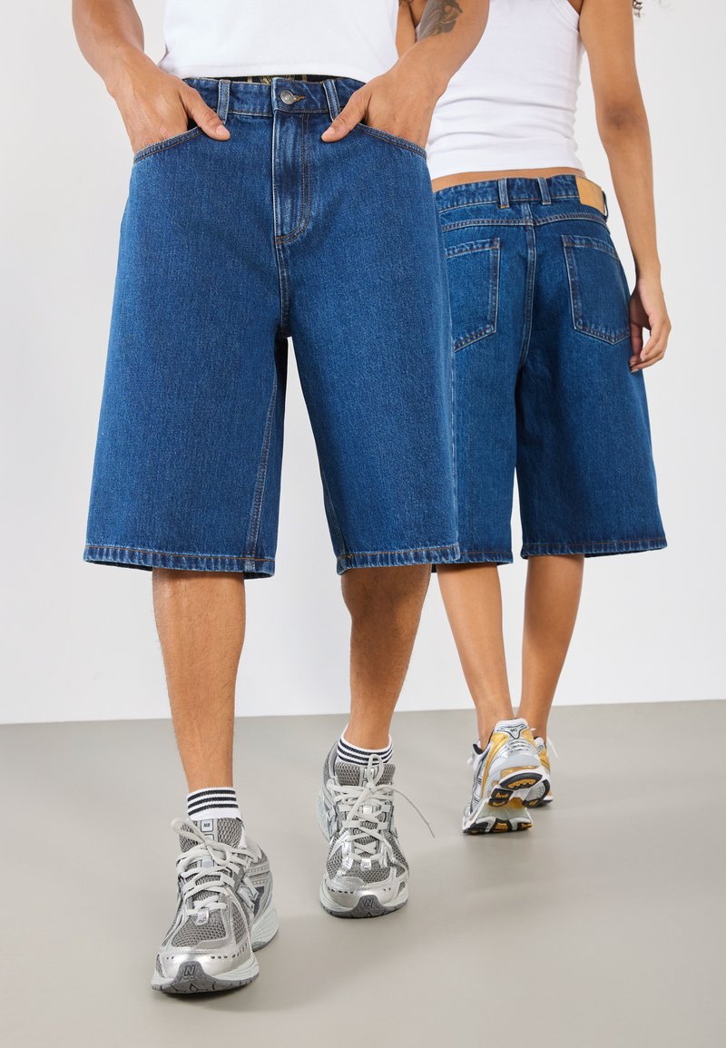 YOURTURN by Zalando - UNISEX - Farkkushortsit - mid-blue denim, Suurenna