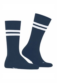 Un paio di calze a coste blu navy con due righe orizzontali bianche vicino alla parte superiore, esposte affiancate su uno sfondo bianco.