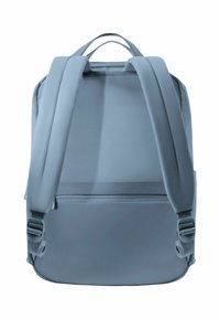 Mochila gris con un acabado liso y mate. Cuenta con correas acolchadas ajustables, una asa superior y un compartimento con cremallera en la parte trasera.