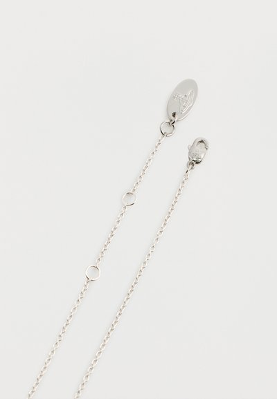 Accesoriul din lant argintiu are un inchizator oval si un blocaj tip homar. Include mici link-uri circulare si un charm oval texturat la un capat.