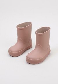 Stivali di gomma rosa con un'esterno liscio, punte arrotondate e suole testurizzate. Altezza corta e design semplice. Nessun abbellimento visibile.