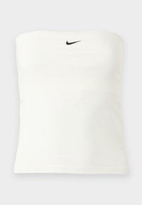 Weißes trägerloses Nike-Tubetop mit schwarzem Swoosh-Logo, das nahe der oberen Kante zentriert ist, vor einem schlichten hellen Hintergrund dargestellt.
