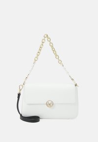 Weiße Kunstleder-Handtasche mit einem goldenen Kettenriemen, einem abnehmbaren schwarzen Schulterriemen und einem auffälligen goldenen Logo auf der Vorderseite.