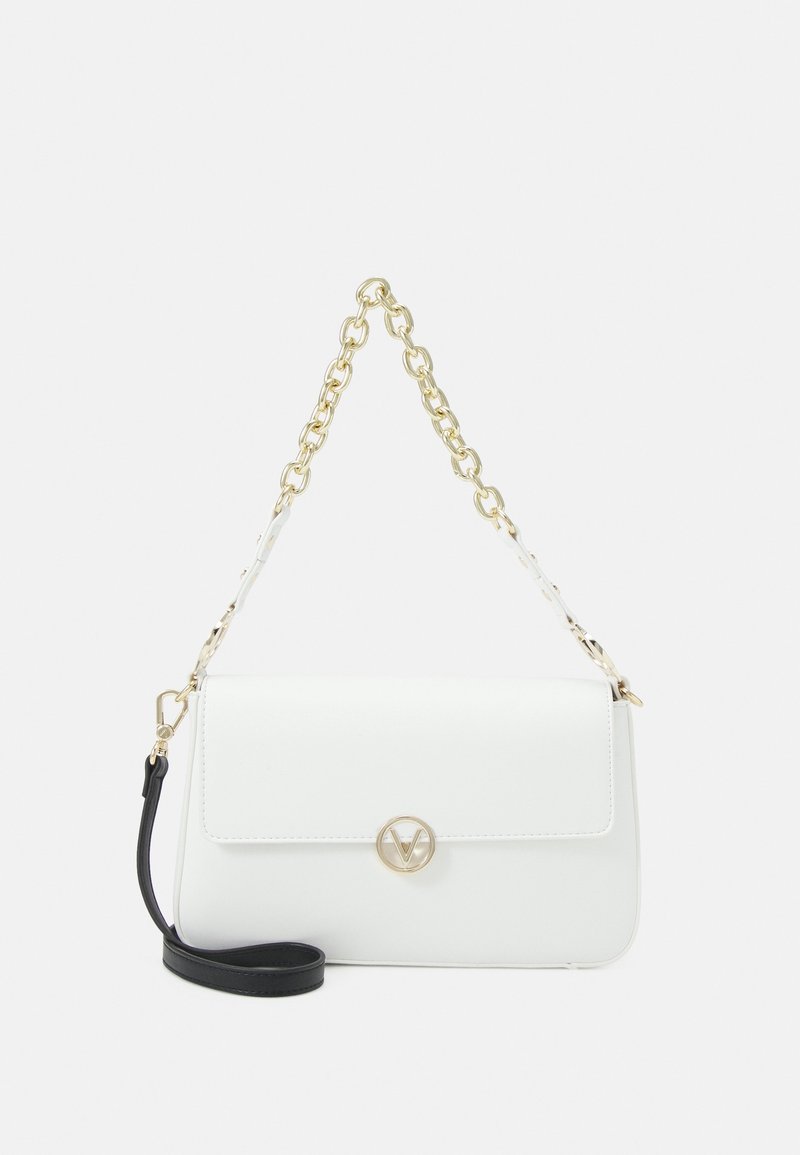 Weiße Kunstleder-Handtasche mit einem goldenen Kettenriemen, einem abnehmbaren schwarzen Schulterriemen und einem auffälligen goldenen Logo auf der Vorderseite.