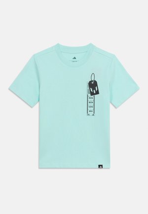 Ανοιχτό μπλε κοντομάνικο μπλουζάκι με γραφικό ετικέτας ταξιδιού που αναφέρει τους αεροπορικούς κώδικες ROS, BCN, CDG, MIA και μικρό λογότυπο Adidas στο κάτω μέρος του ρελιού.