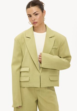 Lichtgroene geknipte blazer met oversized mouwen en twee voorkruiszakken. Gemaakt van een gestructureerde, geweven stof, met een gelapte kraag.