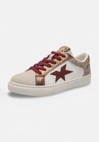 Baskets avec un bout en daim beige, des accents en cuir métallisé cuivre et blanc, un détail en étoile bordeaux et des lacets bordeaux sur une semelle blanche.