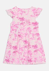 Różowa sukienka z krótkim rękawem wykonana z miękkiego materiału, z wzorem palm w ciemniejszym różu i rozkloszowaną spódnicą.