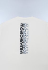 Bílá tričko s vertikálním grafickým potiskem, na kterém se nachází slovo "NAPAPIJRI" v šedých a černých tónech. Hladká textura, neformální design.