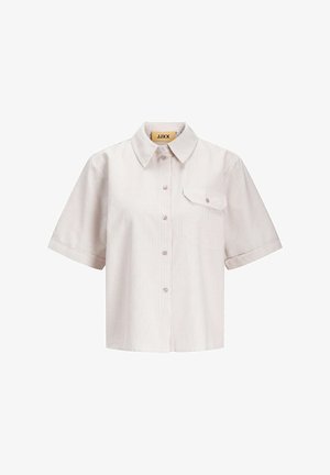 Polo s kratkimi rokavi v svetlo roza barvi z belimi navpičnimi črtami. Ima ovratnik z gumbi, sprednji žep in dekorativne gumbe.