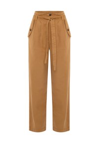 Khaki wijde broek van katoen met een riem, twee voorzakken en knoopaccenten op de zakken, met een gladde, matte textuur.