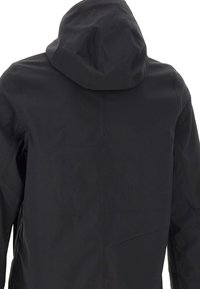 Giacca nera con cappuccio, caratterizzata da una texture liscia e un design minimalista con cuciture pulite. La parte posteriore non presenta branding o dettagli visibili.