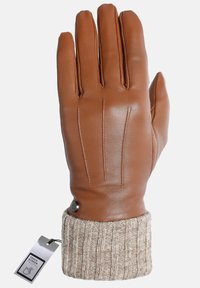 Brun læderhandske med en ribbet beige manchet, der har tre dekorative syninger på bagsiden og en metalknapdetalje. Touchscreen-kompatibel.