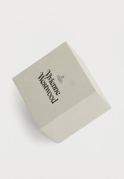 Μικρό μπεζ κουτί με το λογότυπο Vivienne Westwood και το σύμβολο ορμπ στον καπάκι, τοποθετημένο σε απλό λευκό φόντο.