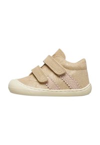 Zapato de lona color dorado glitter con dos tiras de velcro y un diseño de franja rosa claro. Punta redonda y suela de goma texturizada.