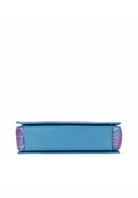 Rechteckige Handtasche aus strukturiertem blauen Kunstmaterial, mit einer glatten Unterseite und einem rosafarbenen Reptilmuster an den Seiten. Sauberes, modernes Design.