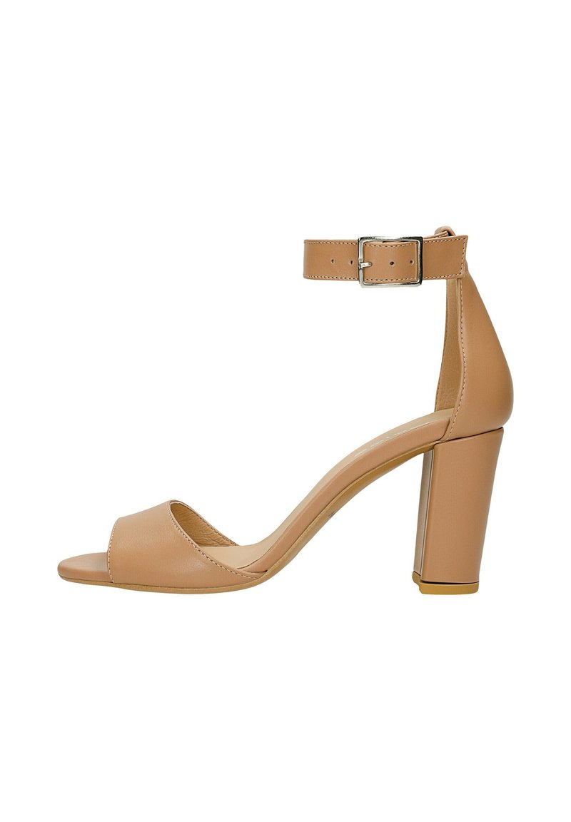 Beige offene Sandale mit Absatz und Knöchelriemen, Blockabsatz, glattes Leder und einem subtilen Glanz. Verfügt über eine Metall-Schnalle.