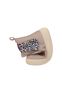 Beige ankelstøvle lavet af glat læder med en leopardprint sidepanel og en tekstureret gummisål. Har en trækflap for nem påtagning.
