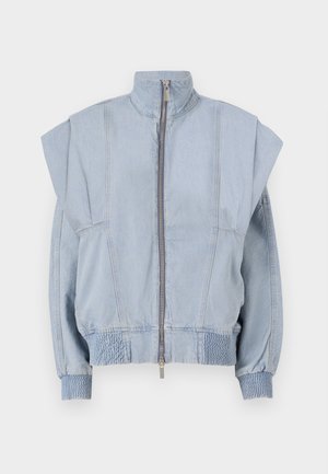 Chaqueta de mezclilla azul claro con un cuello alto, cierre de cremallera y hombros anchos. Presenta puños fruncidos y una cintura elástica para un ajuste a medida.