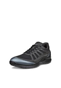 Chaussure de sport noire et gris foncé avec fermeture à lacets, dessus en mesh respirant et semelle texturée conçue pour la course ou la marche.