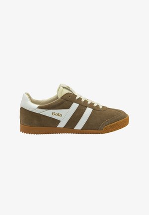 Die braunen Wildledersneaker verfügen über weiße Lederakzente und drei horizontale Streifen, die mit einer strukturierten Gummisohle und einem goldenen Logo abgeschlossen sind.