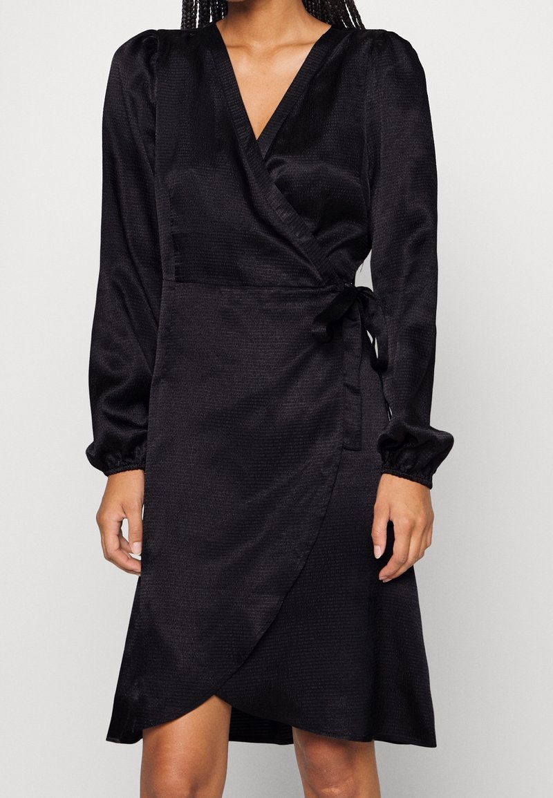 Černé zavinovací šaty z texturované látky s výstřihem do V, dlouhými nabíranými rukávy a zavázaným pasem, s mírně rozšířenou sukní.