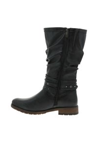 Botte noire synthétique montant en simili cuir avec un design froncé, fermeture éclair sur le côté et des sangles décoratives avec des clous. Semelle en caoutchouc marron et bout arrondi.