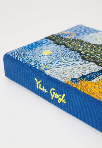 Lähikuva sinisestä kangaskannesta, johon on kirjailtu Van Goghin Tähtikirkas yö -teoksen yksityiskohtia, ja "Van Gogh" on ommeltu keltaisella langalla selkämystä pitkin.
