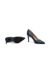 Zapatos de tacón alto de piel negra con punta afilada. Cuentan con una suela de goma texturizada y un acabado suave. Se muestran en dos ángulos.