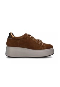Sneaker in suede marrone con suola bianca spessa, punta arrotondata e dettagli in metallo dorato. Presenta un'etichetta sul tallone in metallo e un design con lacci.