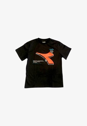 T-shirt nera a maniche corte con grande grafica arancione e testo bianco sul davanti, incluso il nome del marchio "diadora" vicino allo scollo.