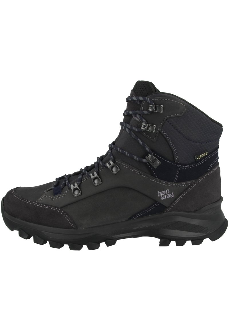 Botas de caminhadas pretas com um acabamento texturizado, apresentando ilhós metálicos, atacadores escuros e uma sola durável projetada para tração e estabilidade.