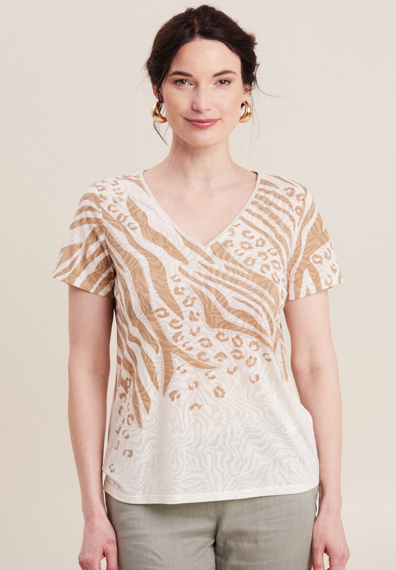 Kurzärmliges V-Ausschnitt-Top in hellem Beige mit Tierdruckdesigns in dunkleren Farbtönen, aus einem weichen, strukturierten Stoff und in lässigem Schnitt.