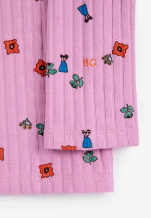 Roze geribbelde stof met kleine geborduurde rode bloemen, groene bladeren, blauwe jurken en oranje "BC" initialen op de onderste zoom.