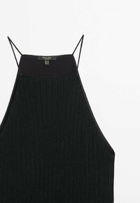 Musta ribbattu hihaton toppi ohuilla olkaimilla, jossa on sileä kaula-aukko ja mukava istuvuus, sopii kerrospukeutumiseen tai rentoon käyttöön.