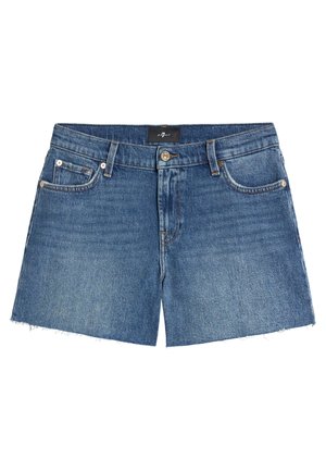 Shorts en denim bleu moyen avec un lavage délavé, ourlet effiloché, poches avant et fermeture à bouton. Fabriqués en tissu denim traditionnel.
