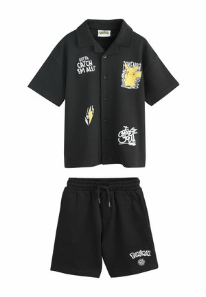 Schwarzes zweiteiliges Outfit mit Hemd zum Knöpfen und Shorts, mit Pikachu, Blitz und dem Pokémon-Schriftzug „Gotta Catch 'Em All“.