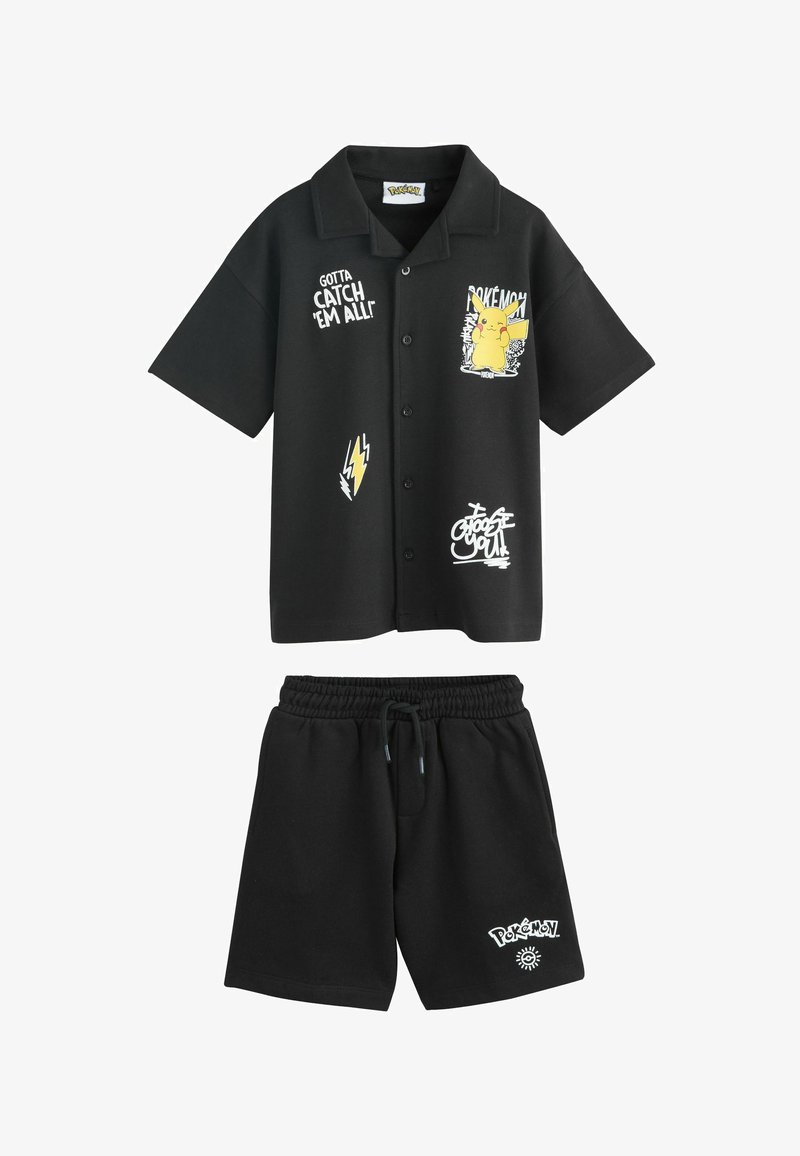 Conjunto negro de dos piezas con camisa abotonada y pantalones cortos, con Pikachu, rayo y texto y gráficos de Pokémon "Gotta Catch 'Em All".