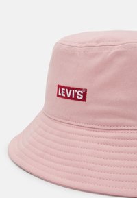 Levi's® BUCKET HAT BABY TAB LOGO UNISEX - Platmale - light pink