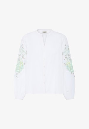 Hvid bluse med knapper og lange ærmer med pastelfarvet grøn og gul blomsterbroderi på overarmene.