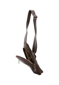 Borsa a tracolla in pelle marrone con finitura liscia, dotata di una vasta tracolla regolabile e due scomparti con zip foderati con un motivo a quadri.