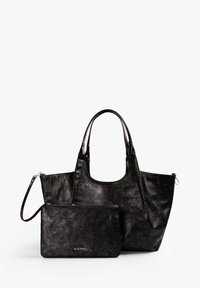 Musta keinonahkainen kassi, jossa on kiiltävä pinta, suuri aukko ja vaaleanpunainen sisus. Mukana on samasta materiaalista valmistettu pieni vetoketjupussi. Logot vetoketjupussissa.