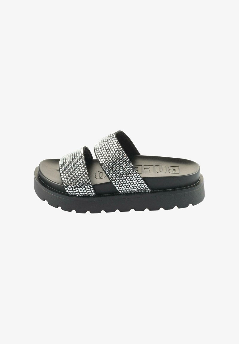 Sandal cu talpă neagră, cu două curele texturate ornamentate cu strasuri argintii, având o talpă groasă neagră cu un model de textură.