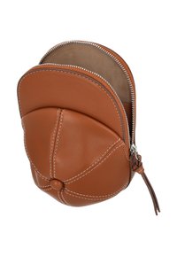 Barna bőr pénztárca lekerekített kialakítással, látható varrásokkal és cipzáras záródással. Puha, sima tapintású; díszítő gomb részlettel.