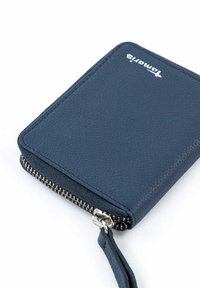 Cartera de cuero azul marino con superficie texturizada, cierre con cremallera y correa para la muñeca. Presenta un pequeño logotipo en blanco en la parte frontal.