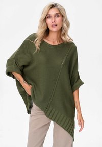 Oliwkowy sweter dzianinowy z szerokim dekoltem, zawiniętymi mankietami i asymetrycznym dołem. Posiada teksturowany wzór oraz boczne rozcięcia dla większej swobody.